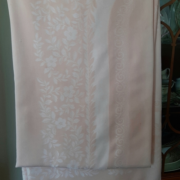Other - Vtg Damask Pastel Pink Tablecloth and 6 Piece Napkin Set.